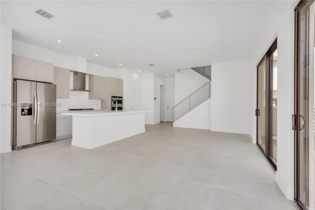 出租: $5,750 (3 贝兹, 2 浴室, 2124 平方英尺)