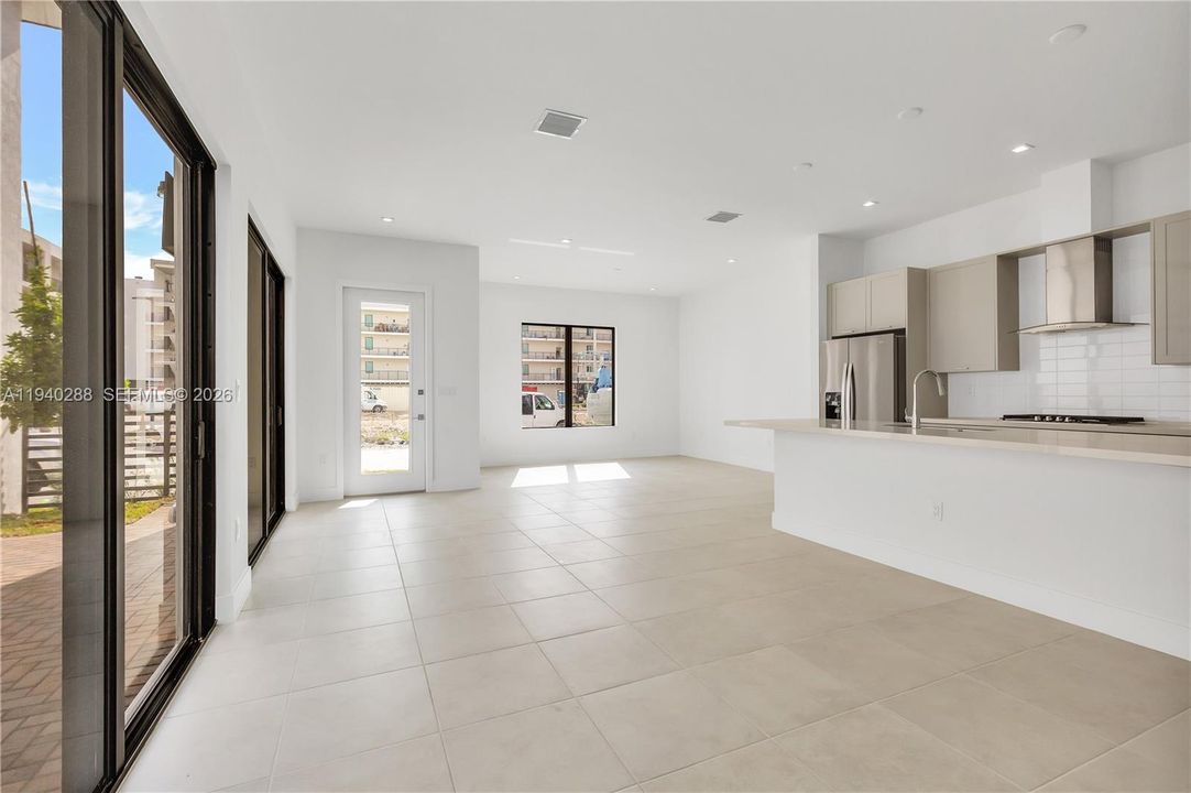 出租: $5,750 (3 贝兹, 2 浴室, 2124 平方英尺)