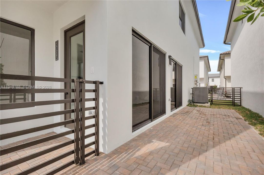 出租: $5,750 (3 贝兹, 2 浴室, 2124 平方英尺)