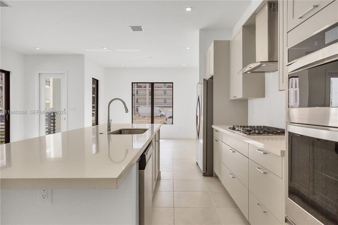 出租: $5,750 (3 贝兹, 2 浴室, 2124 平方英尺)