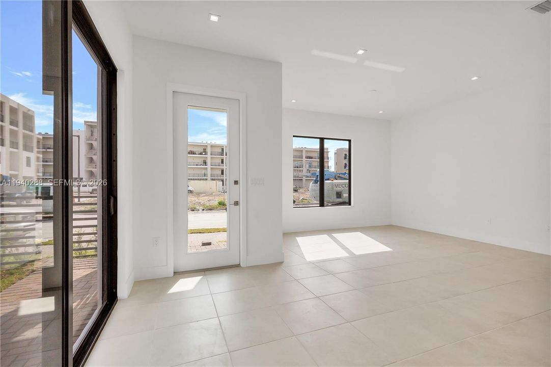 出租: $5,750 (3 贝兹, 2 浴室, 2124 平方英尺)