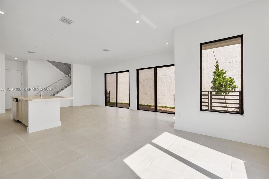 出租: $5,750 (3 贝兹, 2 浴室, 2124 平方英尺)