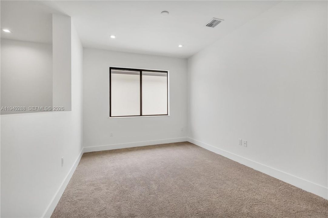 出租: $5,750 (3 贝兹, 2 浴室, 2124 平方英尺)