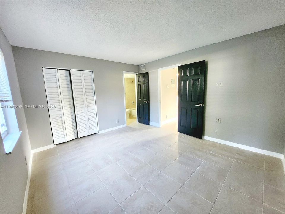 出租: $1,750 (1 贝兹, 1 浴室, 4175 平方英尺)