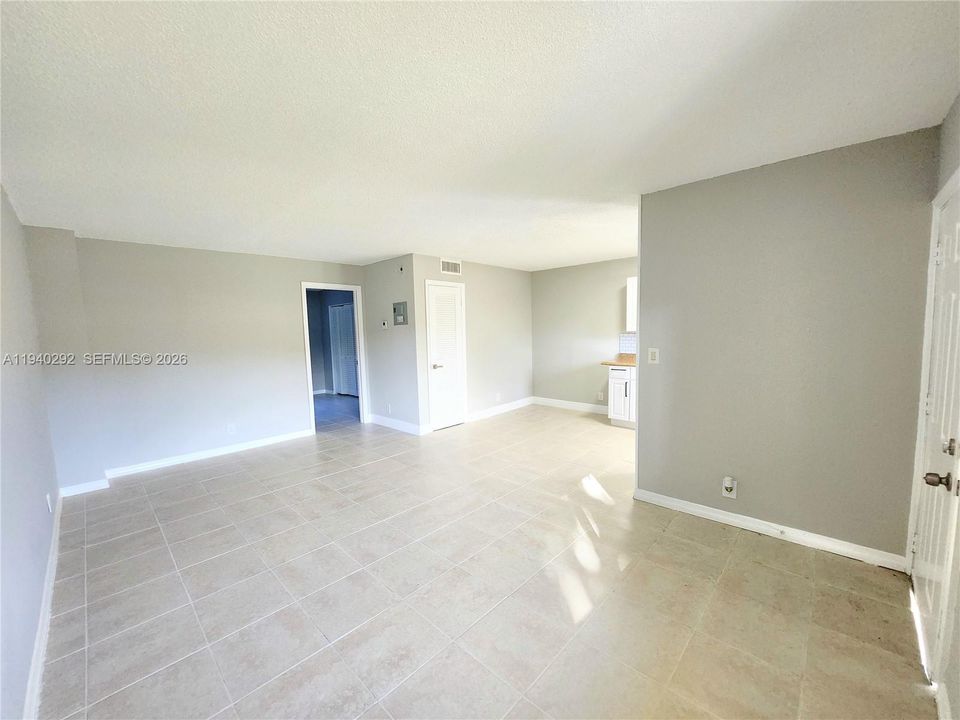 出租: $1,750 (1 贝兹, 1 浴室, 4175 平方英尺)