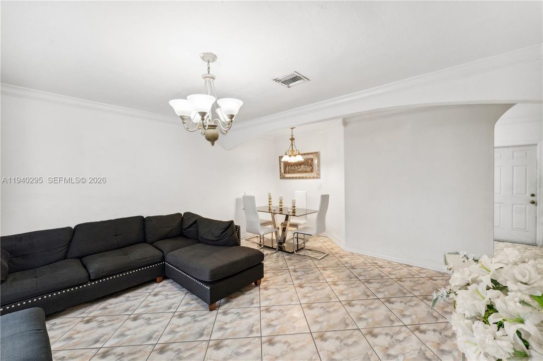 En Venta: $495,995 (4 camas, 3 baños, 1350 Pies cuadrados)