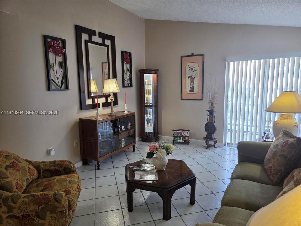 待售: $345,000 (2 贝兹, 1 浴室, 738 平方英尺)