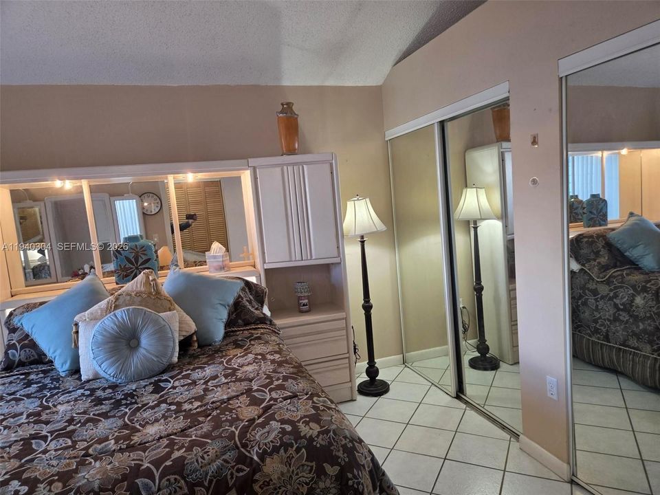 待售: $345,000 (2 贝兹, 1 浴室, 738 平方英尺)