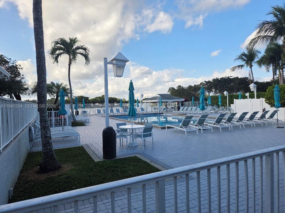 待售: $345,000 (2 贝兹, 1 浴室, 738 平方英尺)