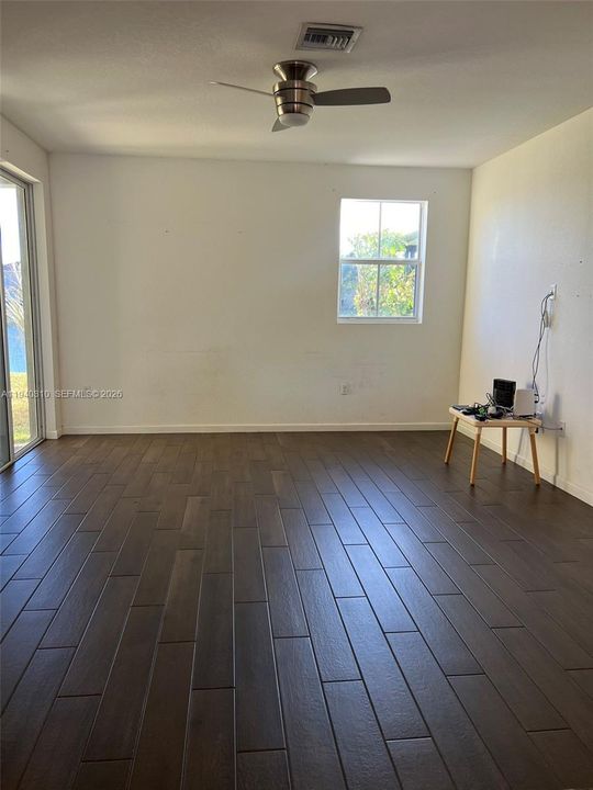 For Sale: $375,000 (3 beds, 2 baths, 1731 Square Feet)