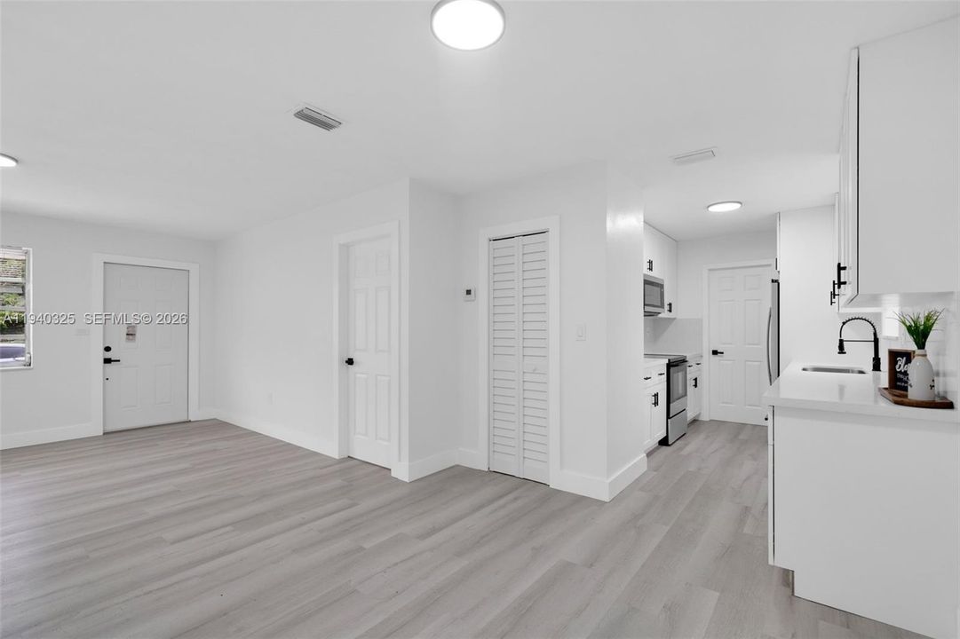 待售: $575,000 (4 贝兹, 2 浴室, 1575 平方英尺)