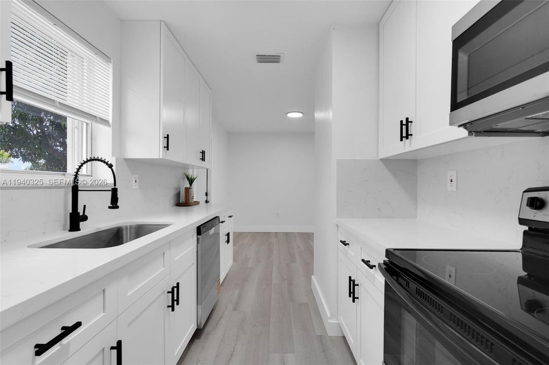 待售: $575,000 (4 贝兹, 2 浴室, 1575 平方英尺)