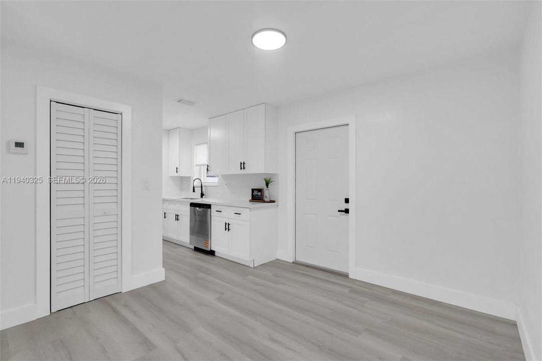 待售: $575,000 (4 贝兹, 2 浴室, 1575 平方英尺)