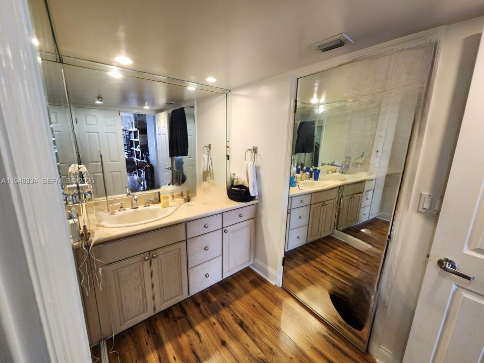 For Rent: $3,500 (2 beds, 2 baths, 1240 Square Feet)