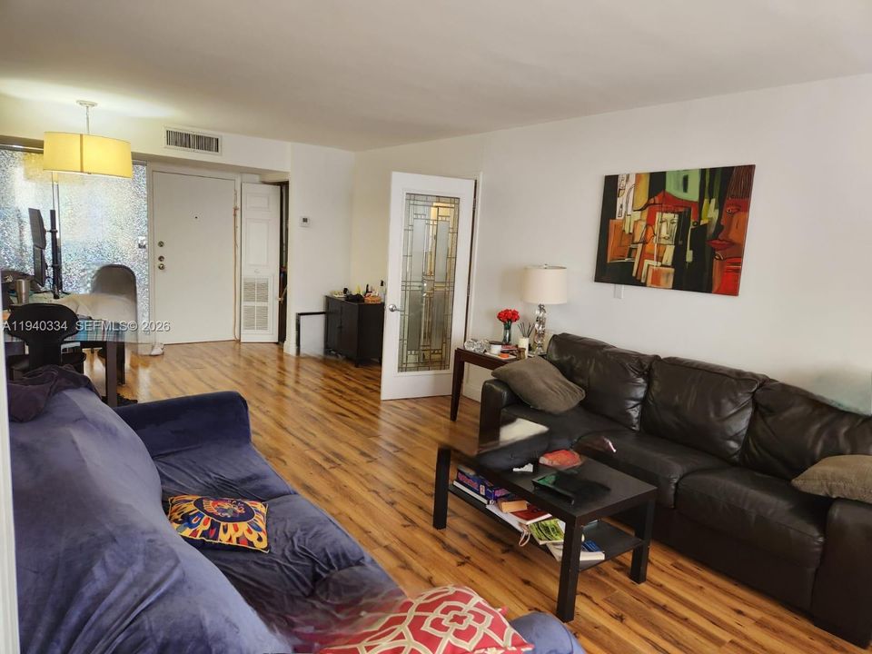 For Rent: $3,500 (2 beds, 2 baths, 1240 Square Feet)