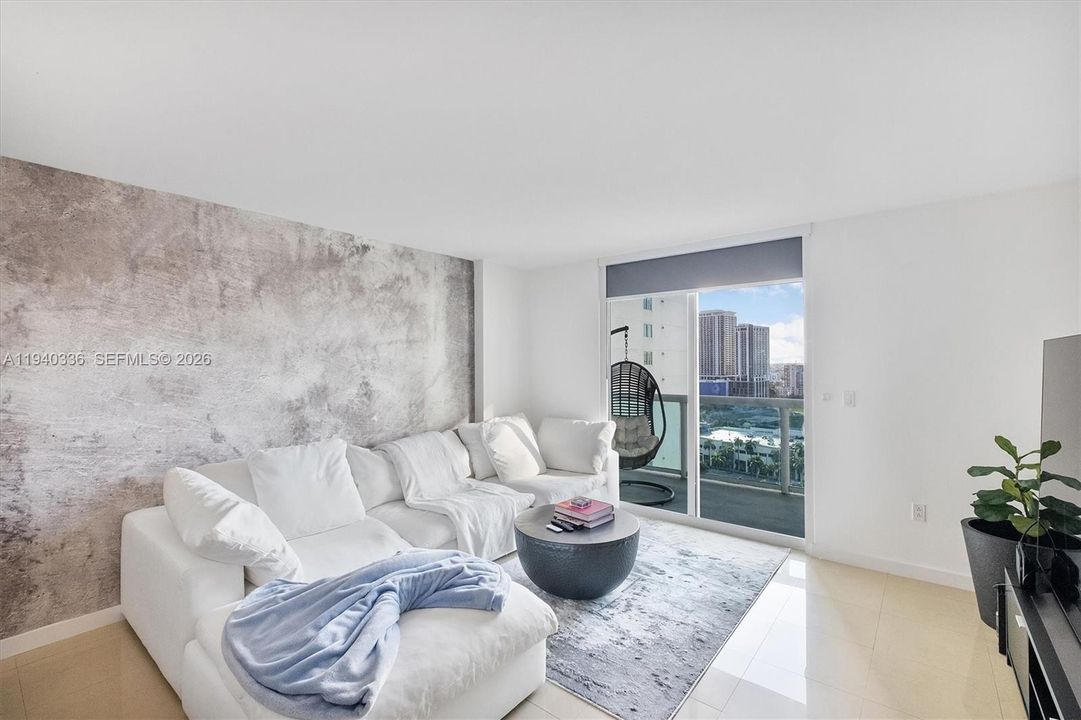 SPACIOUS LIVING ROOM