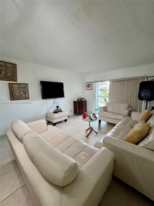 For Rent: $1,950 (1 beds, 1 baths, 770 Square Feet)