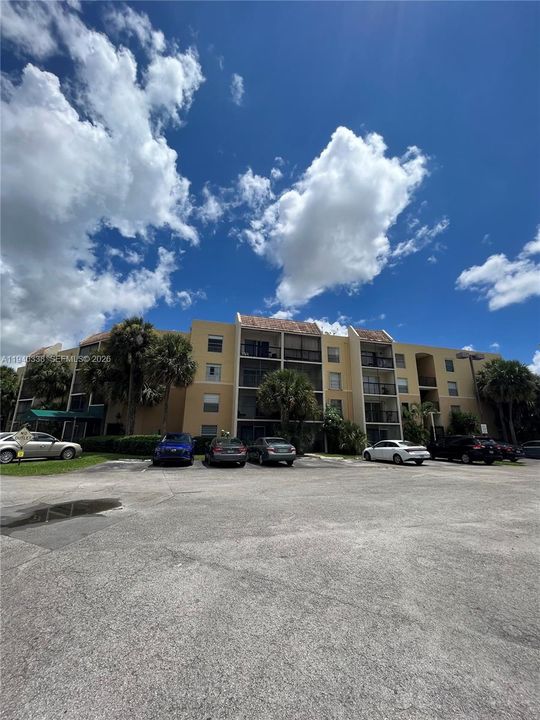 For Rent: $1,950 (1 beds, 1 baths, 770 Square Feet)