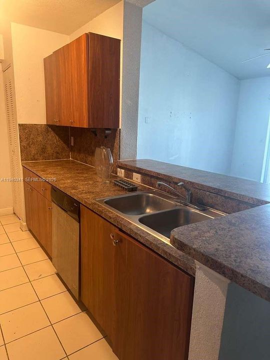 出租: $2,000 (3 贝兹, 2 浴室, 1126 平方英尺)