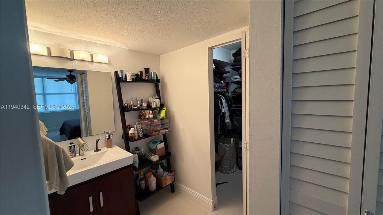 For Rent: $2,500 (2 beds, 2 baths, 1213 Square Feet)