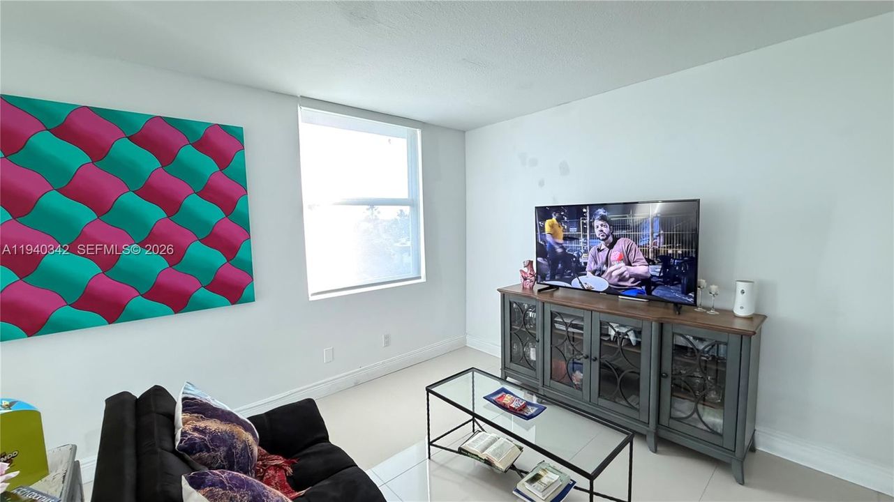 For Rent: $2,500 (2 beds, 2 baths, 1213 Square Feet)