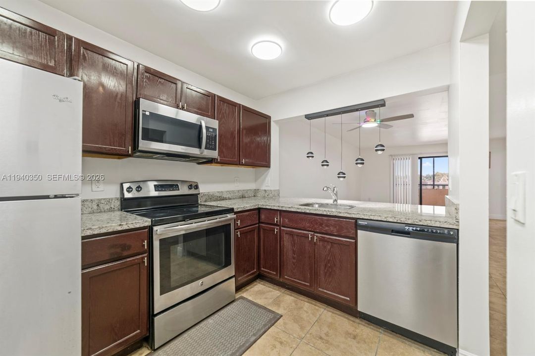 出租: $2,450 (2 贝兹, 2 浴室, 956 平方英尺)