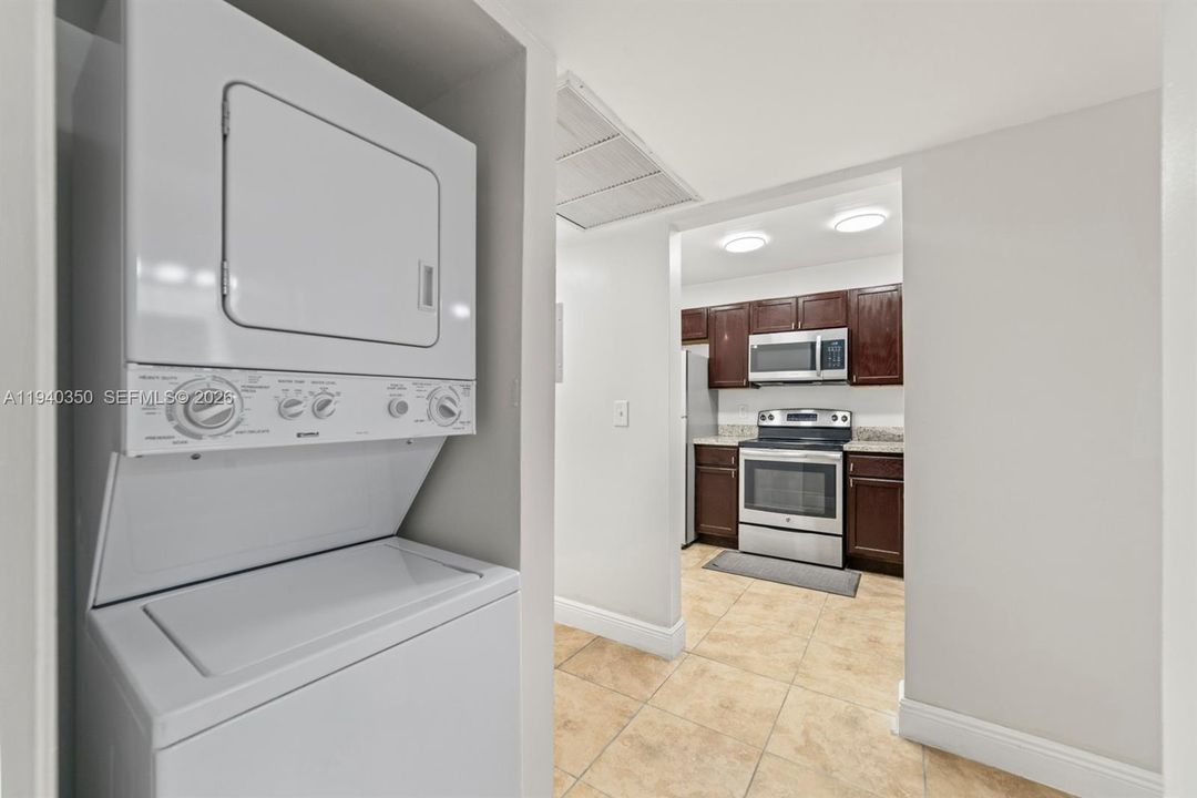 出租: $2,450 (2 贝兹, 2 浴室, 956 平方英尺)