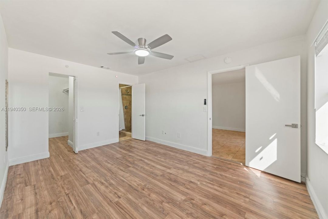 出租: $2,450 (2 贝兹, 2 浴室, 956 平方英尺)