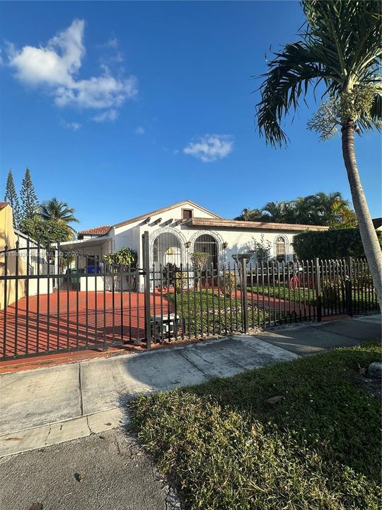 For Sale: $585,000 (3 beds, 2 baths, 1492 Square Feet)