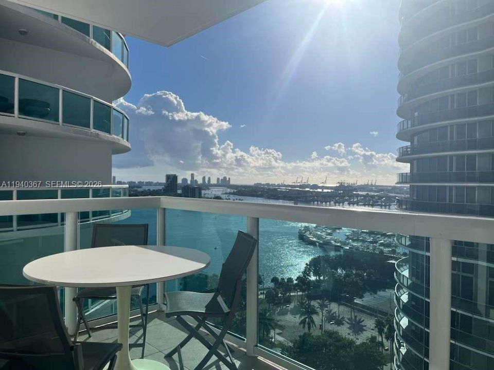 出租: $3,400 (1 贝兹, 1 浴室, 1095 平方英尺)