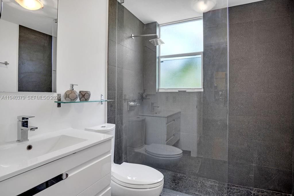 For Rent: $3,300 (2 beds, 2 baths, 905 Square Feet)