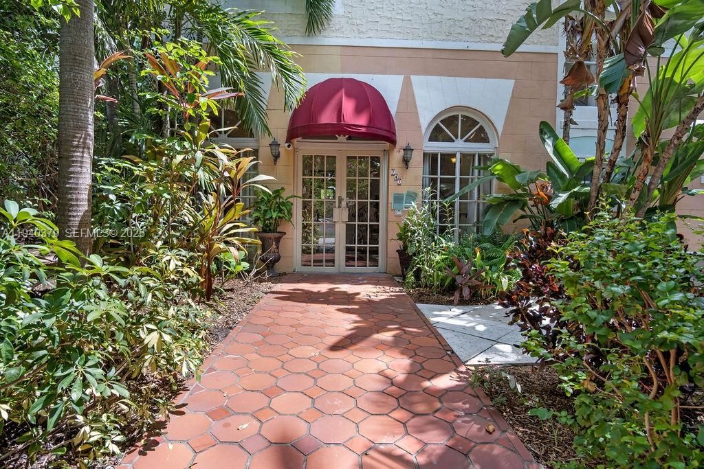 For Rent: $3,300 (2 beds, 2 baths, 905 Square Feet)