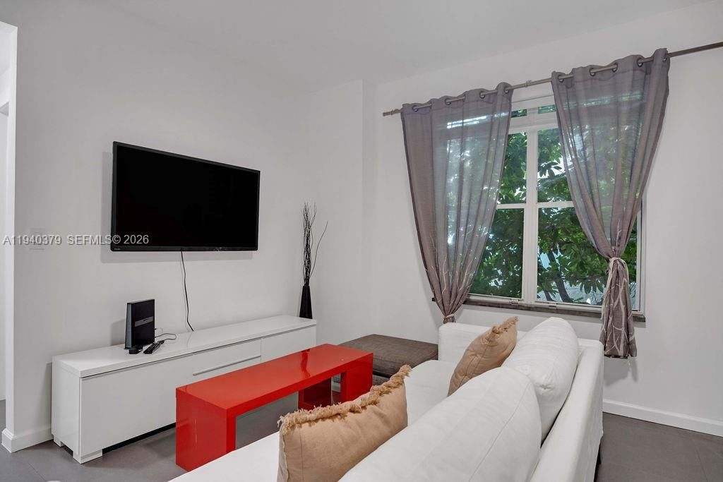 For Rent: $3,300 (2 beds, 2 baths, 905 Square Feet)