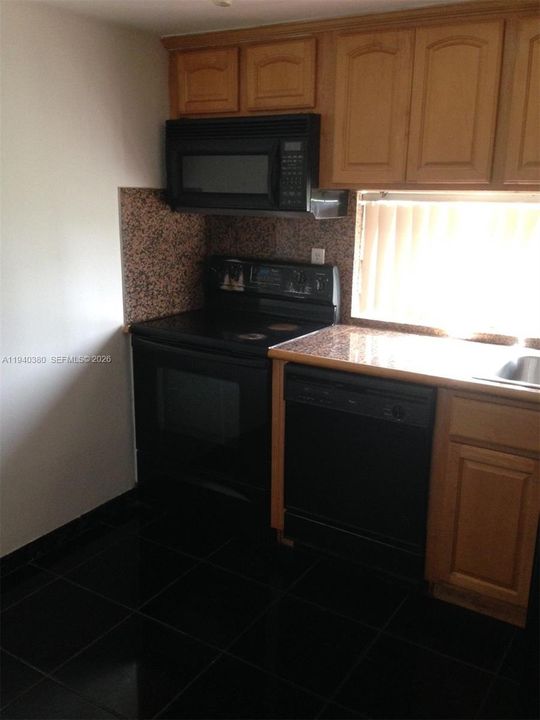 For Rent: $1,950 (1 beds, 1 baths, 767 Square Feet)