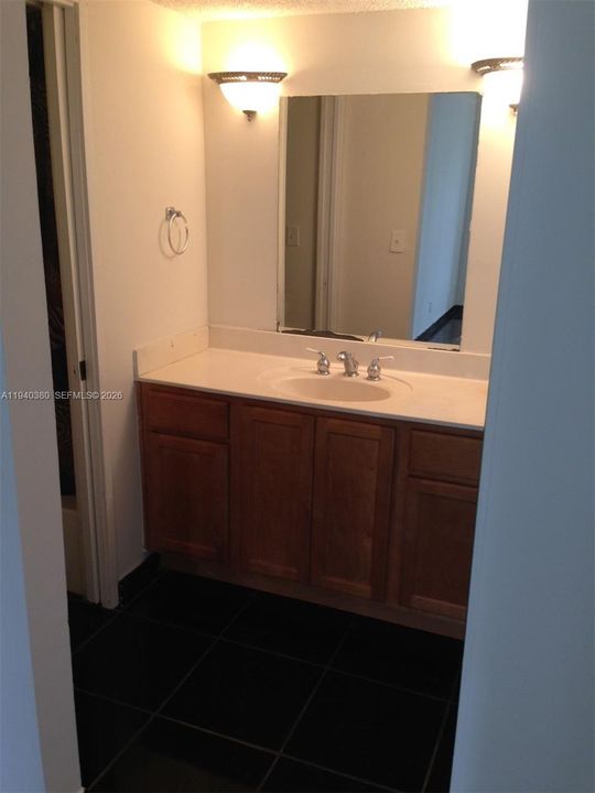 For Rent: $1,950 (1 beds, 1 baths, 767 Square Feet)