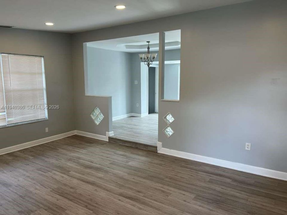 出租: $3,400 (3 贝兹, 2 浴室, 1370 平方英尺)