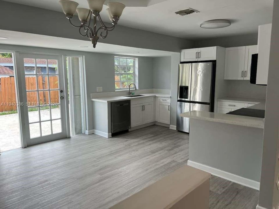 出租: $3,400 (3 贝兹, 2 浴室, 1370 平方英尺)