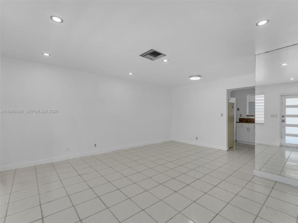 出租: $2,350 (2 贝兹, 1 浴室, 2090 平方英尺)