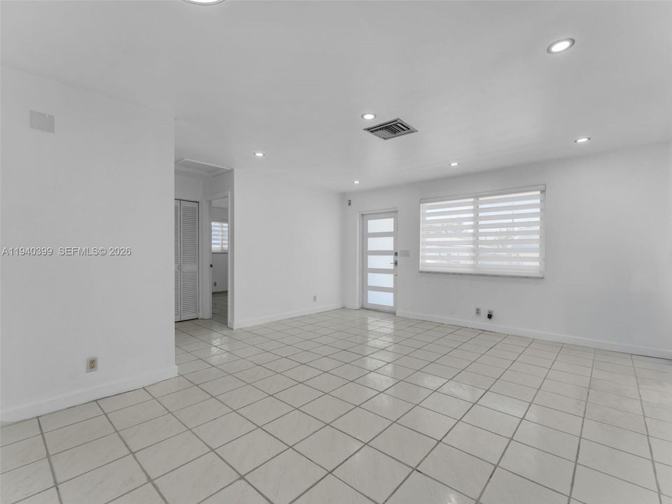 出租: $2,350 (2 贝兹, 1 浴室, 2090 平方英尺)