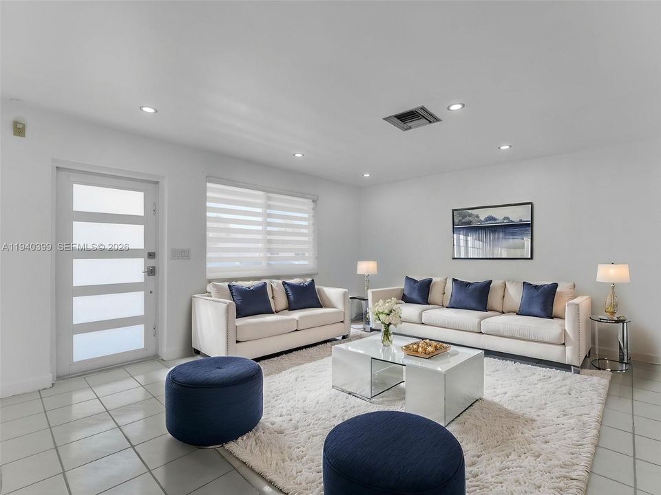 出租: $2,350 (2 贝兹, 1 浴室, 2090 平方英尺)