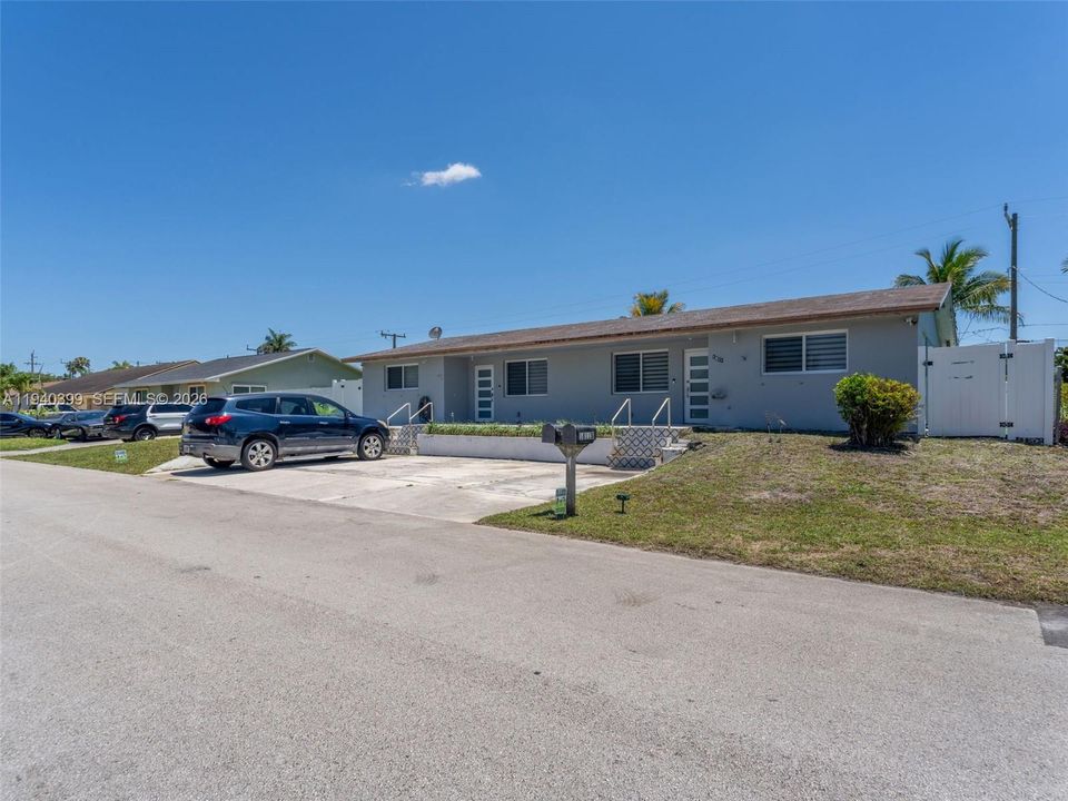 出租: $2,350 (2 贝兹, 1 浴室, 2090 平方英尺)