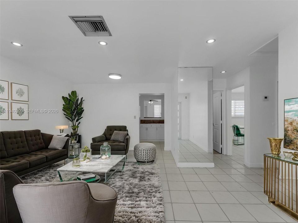 出租: $2,350 (2 贝兹, 1 浴室, 2090 平方英尺)