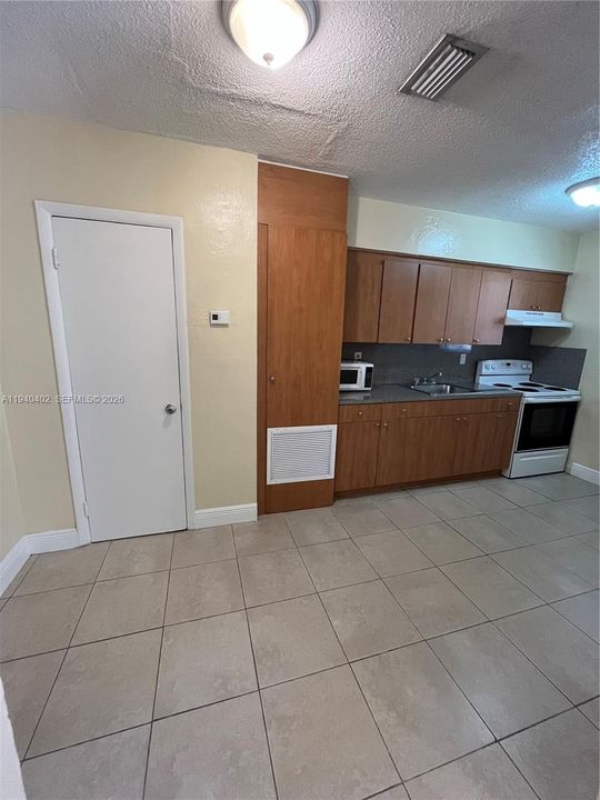 For Rent: $1,700 (1 beds, 1 baths, 600 Square Feet)
