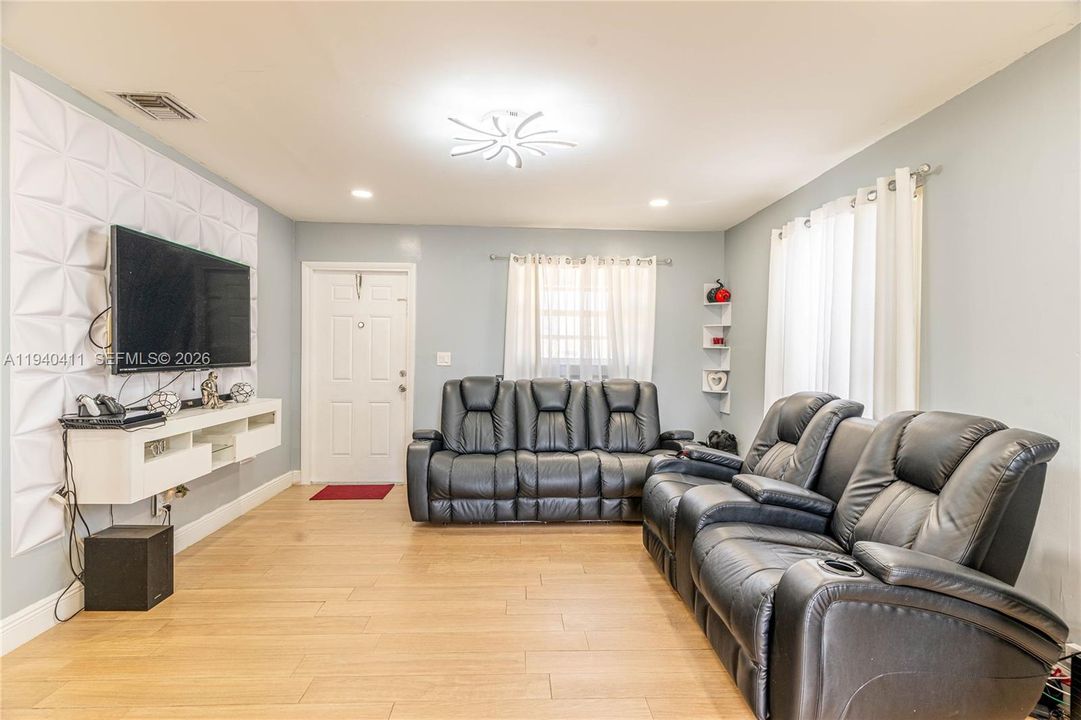 En Venta: $519,000 (3 camas, 2 baños, 1080 Pies cuadrados)