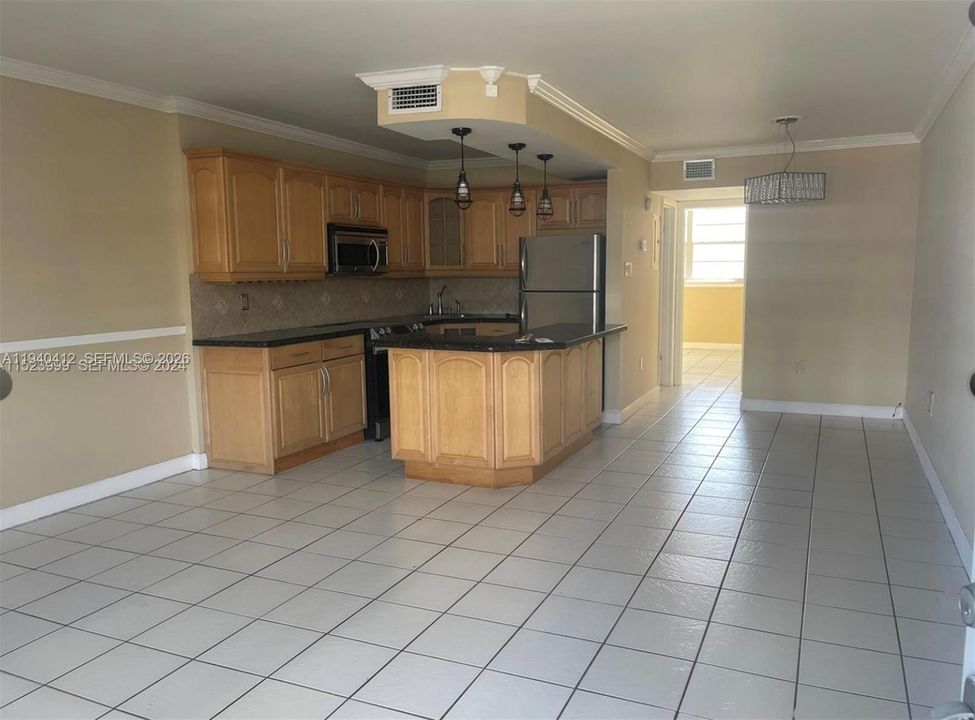 For Rent: $1,800 (1 beds, 1 baths, 695 Square Feet)