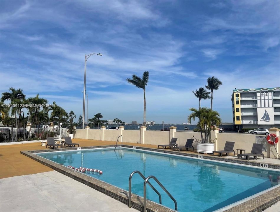 For Rent: $1,800 (1 beds, 1 baths, 695 Square Feet)