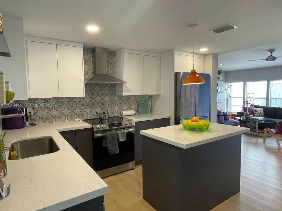 For Sale: $265,000 (3 beds, 3 baths, 1170 Square Feet)