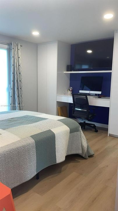 For Sale: $265,000 (3 beds, 3 baths, 1170 Square Feet)