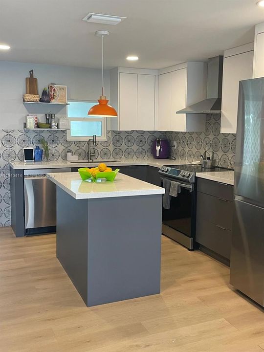 For Sale: $265,000 (3 beds, 3 baths, 1170 Square Feet)