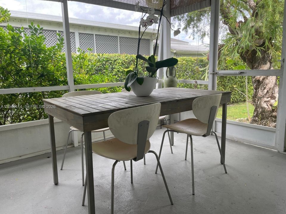 For Sale: $265,000 (3 beds, 3 baths, 1170 Square Feet)